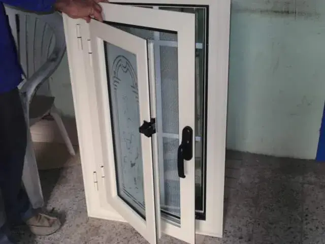 تصميم شبابيك ألوميتال مفصلي بإطار أبيض